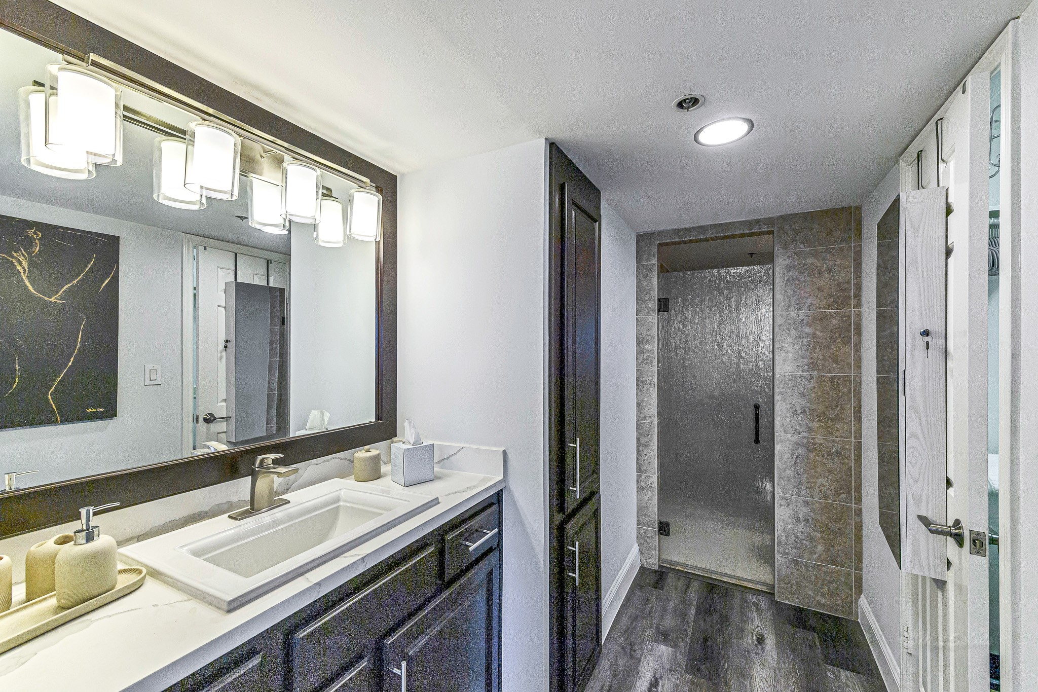 3525 Sage Road, Unit 1115 Houston, TX 77056 - Photo 16 of 47 Primary bath with walk-in shower