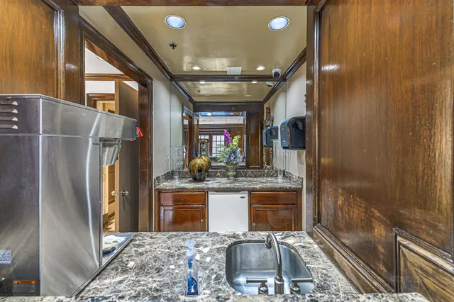 $3,200 | 3525 Sage Road, Unit 1115, Houston, TX 77056