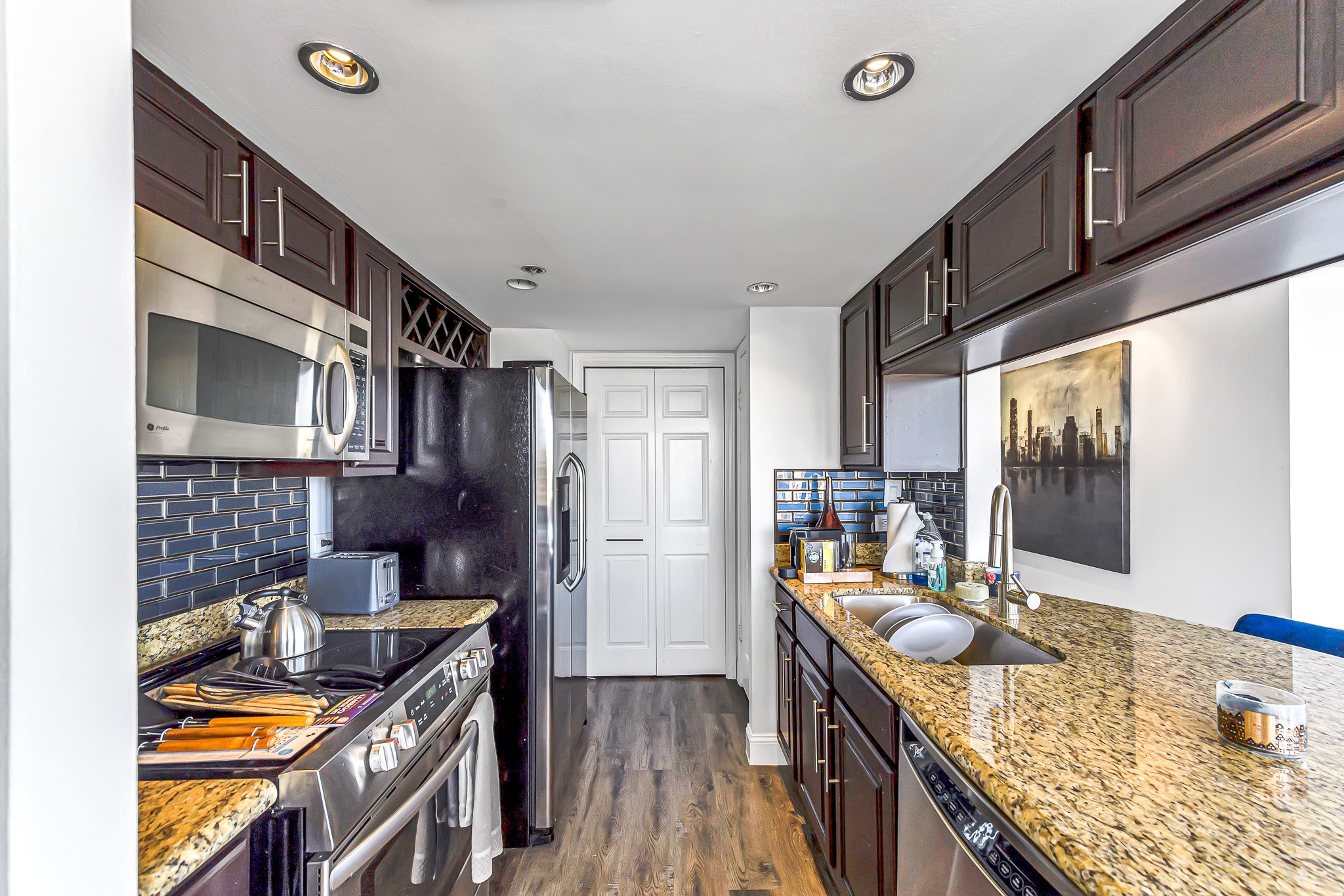 3525 Sage Road, Unit 1115 Houston, TX 77056 - Photo 7 of 47 Kitchen with granite countertops and stainless steel appliances