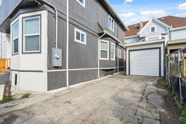 a view of garage yard of the house