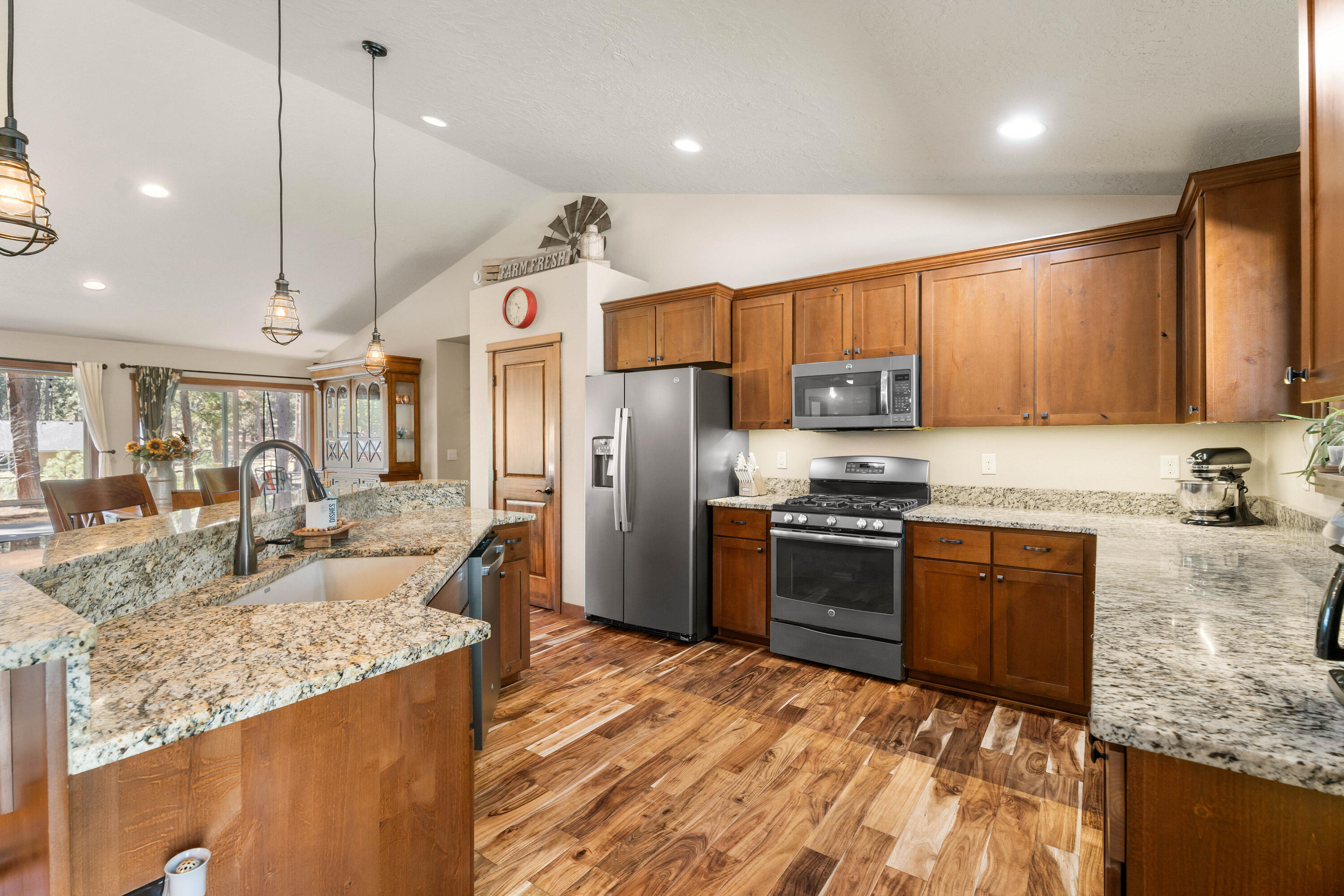 19041 Baker Road Bend, OR 97702 - Photo 11 of 45 24-Kitchen