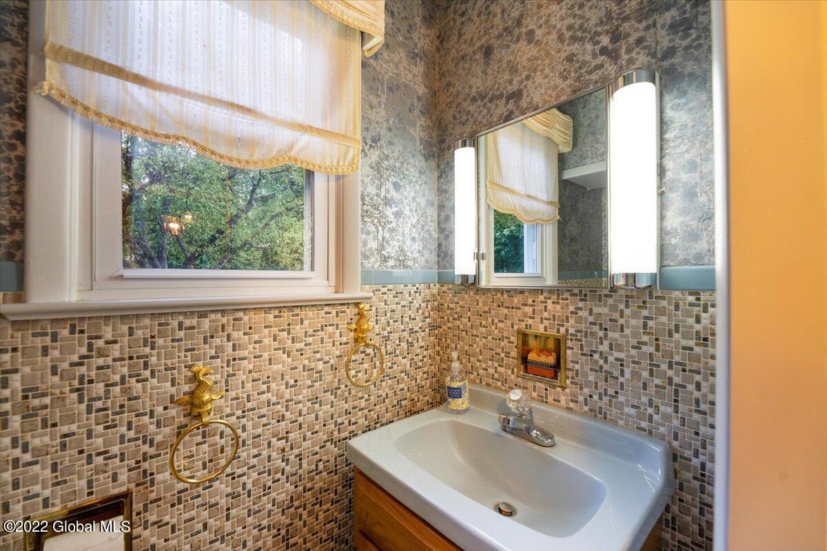 1324 Rowe Road Niskayuna, NY 12309 - Photo 14 of 62 04-JUN01022