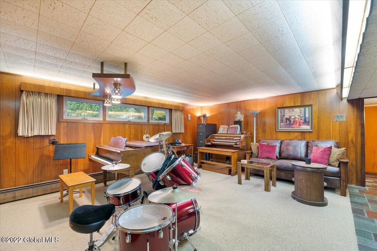 1324 Rowe Road Niskayuna, NY 12309 - Photo 18 of 62 08-JUN01034