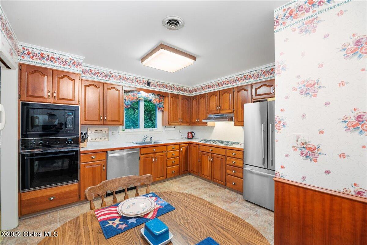 1324 Rowe Road Niskayuna, NY 12309 - Photo 25 of 62 20-JUN01070