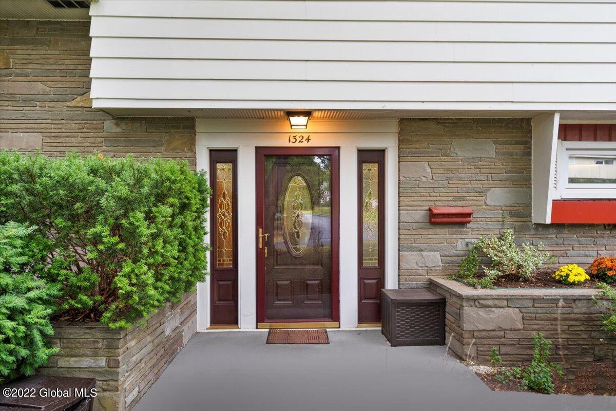 1324 Rowe Road Niskayuna, NY 12309 - Photo 10 of 62 54-JUN00989