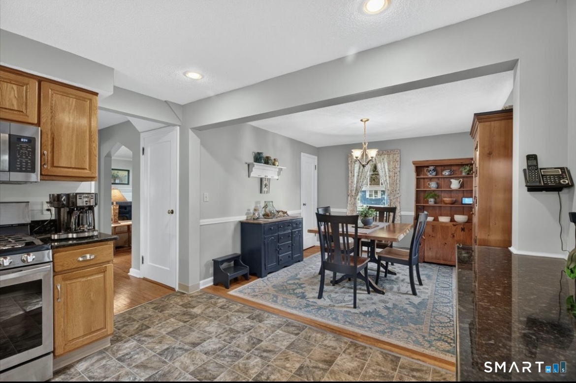 127 Helaine Road Manchester, CT 06042 - Photo 6 of 35