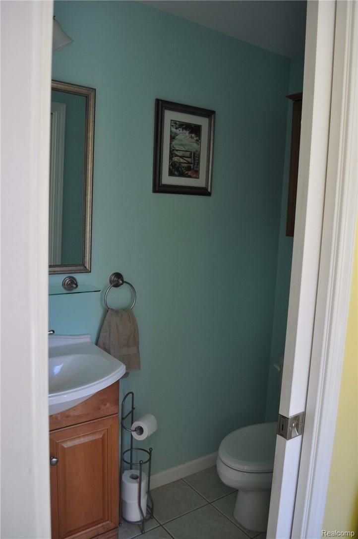 705 Hickory Street Fenton, MI 48430 - Photo 8 of 30 Half bath off laundry/mud room