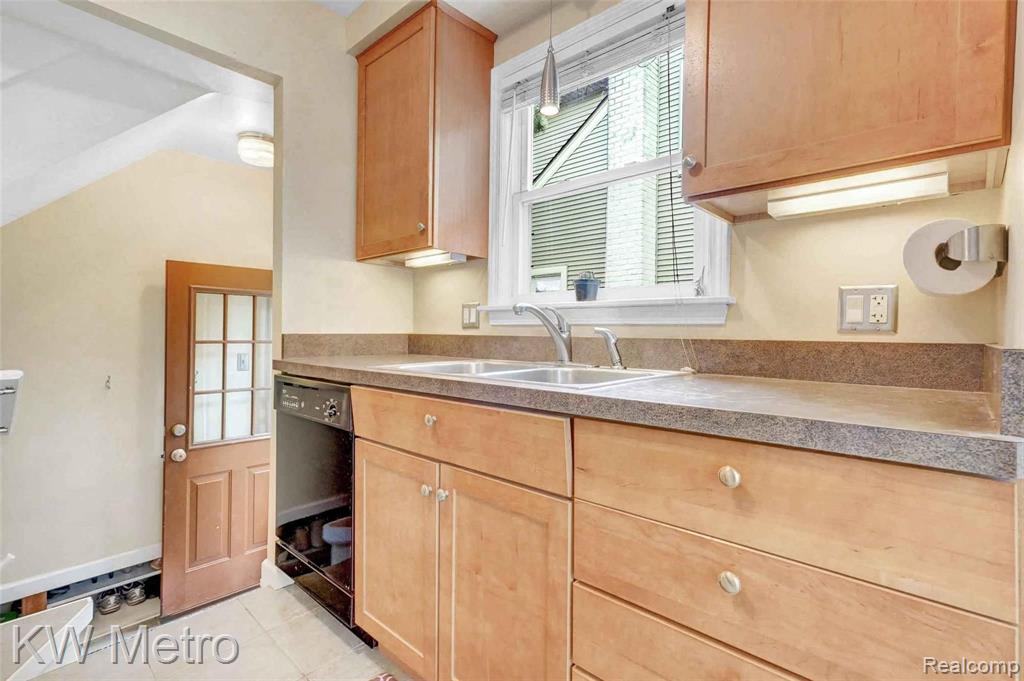 2070 Harvard Road Berkley, MI 48072 - Photo 13 of 38
