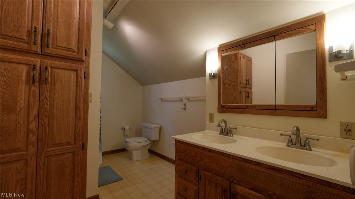 13591 East Pike Road Cambridge, OH 43725 - Photo 19 of 35 second floor bathroom