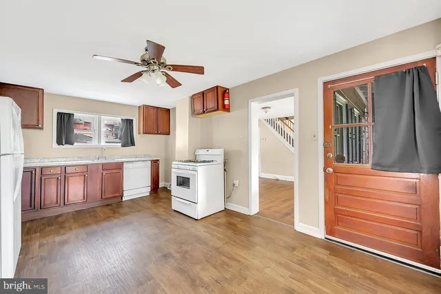 a view of a livingroom with furniture and a ceiling fan
