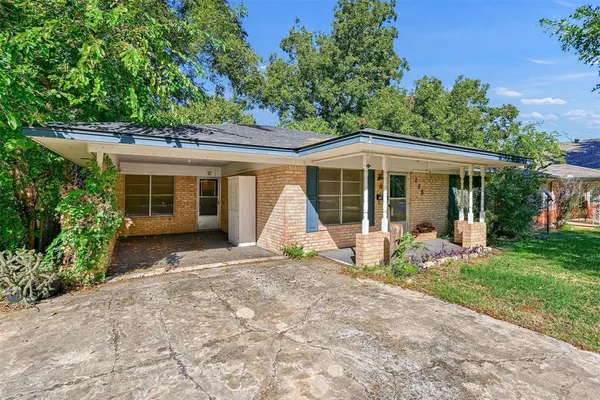 a view of a house with backyard porch and garden