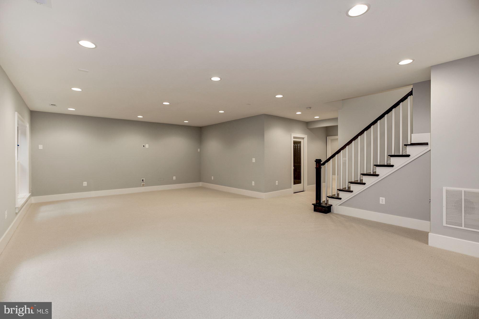 3030 North Stuart Street Arlington, VA 22207 - Photo 26 of 29 a view of an empty room with stairs