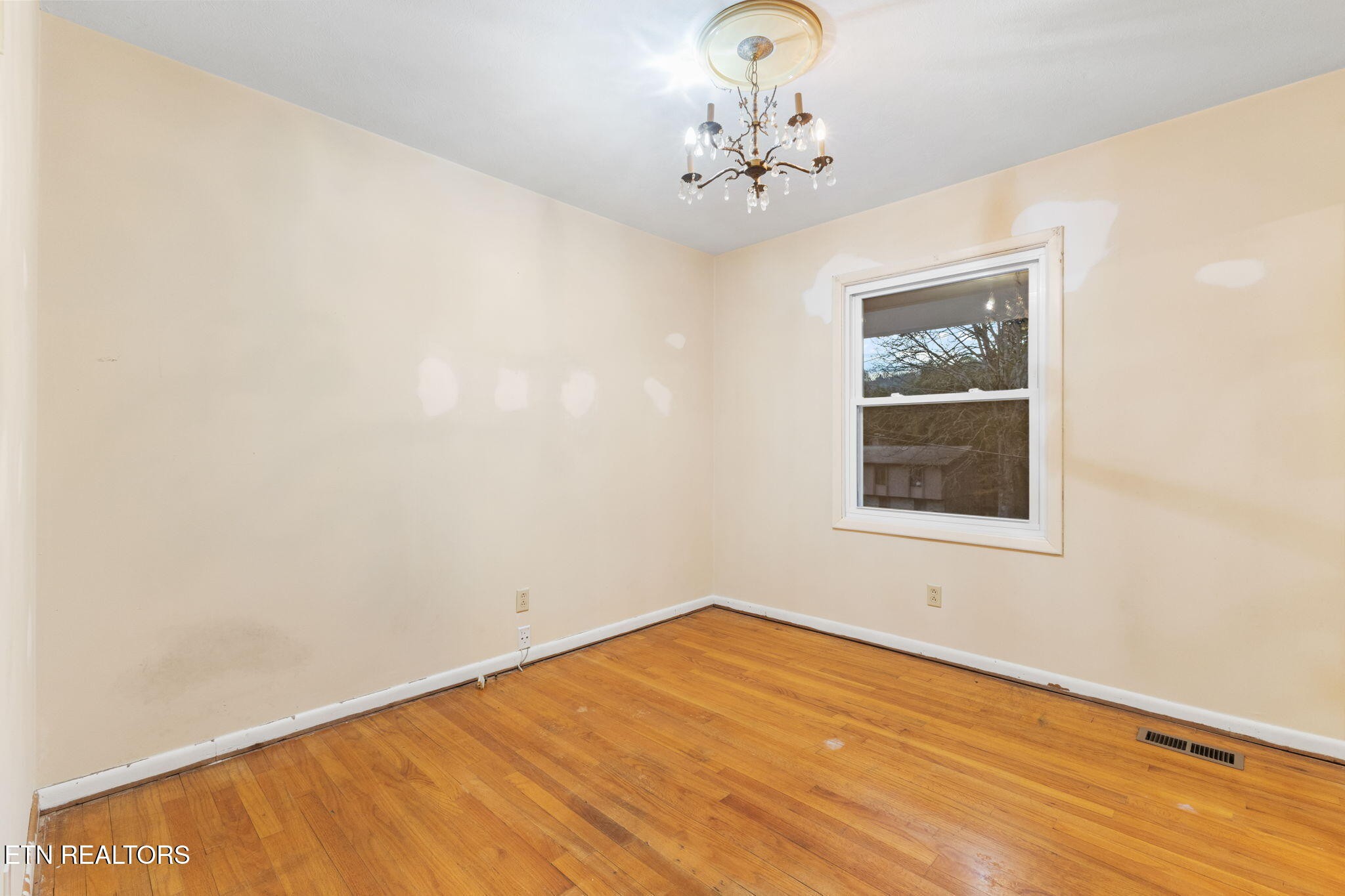 101 Albright Road Oak Ridge, TN 37830 - Photo 19 of 37 a view of an empty room with a window