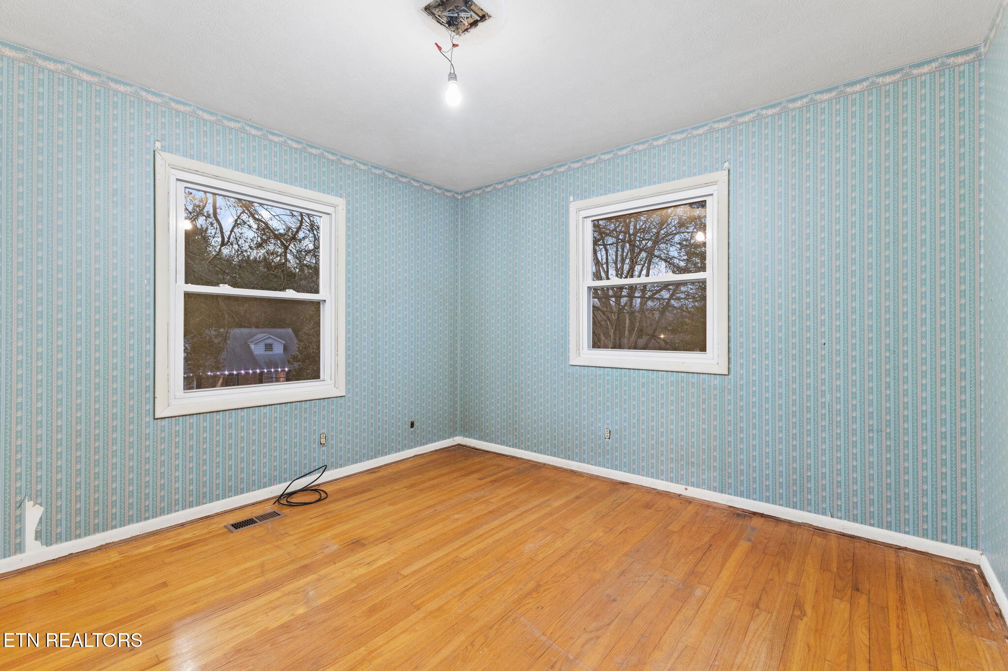 101 Albright Road Oak Ridge, TN 37830 - Photo 21 of 37 a view of an empty room with a window