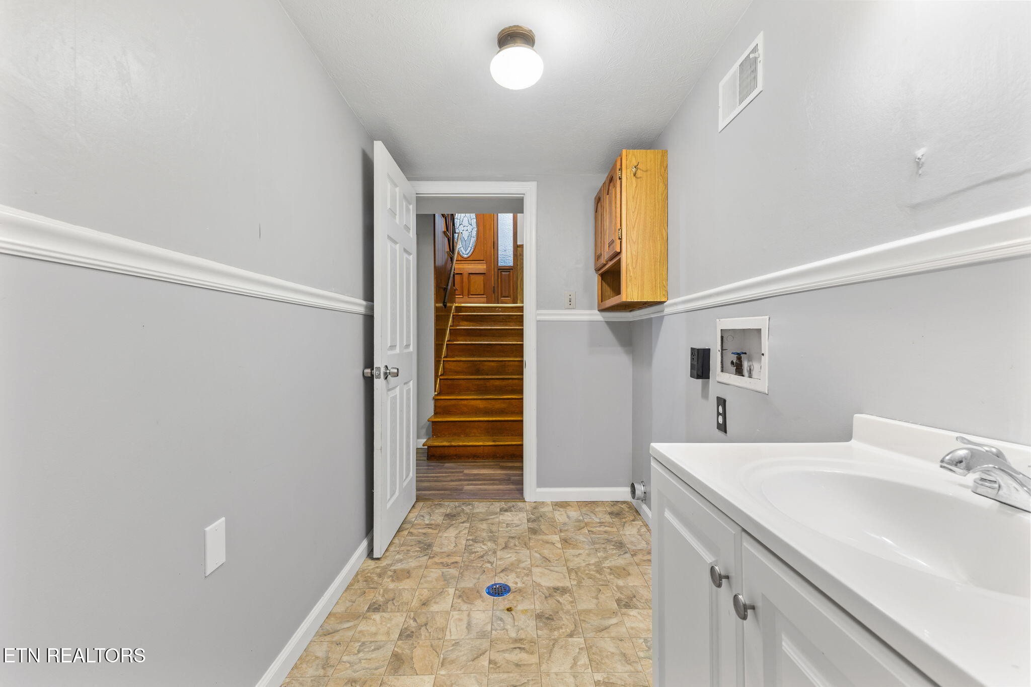 101 Albright Road Oak Ridge, TN 37830 - Photo 28 of 37 a bathroom with a sink and a mirror