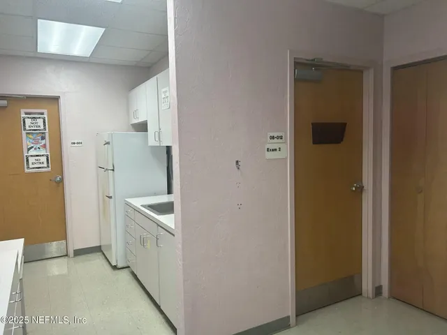 a view of a livingroom with furniture and a projector