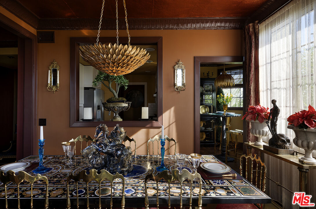 960 North Doheny Drive, Unit 306 West Hollywood, CA 90069 - Photo 7 of 31 a room with lots of potted plants