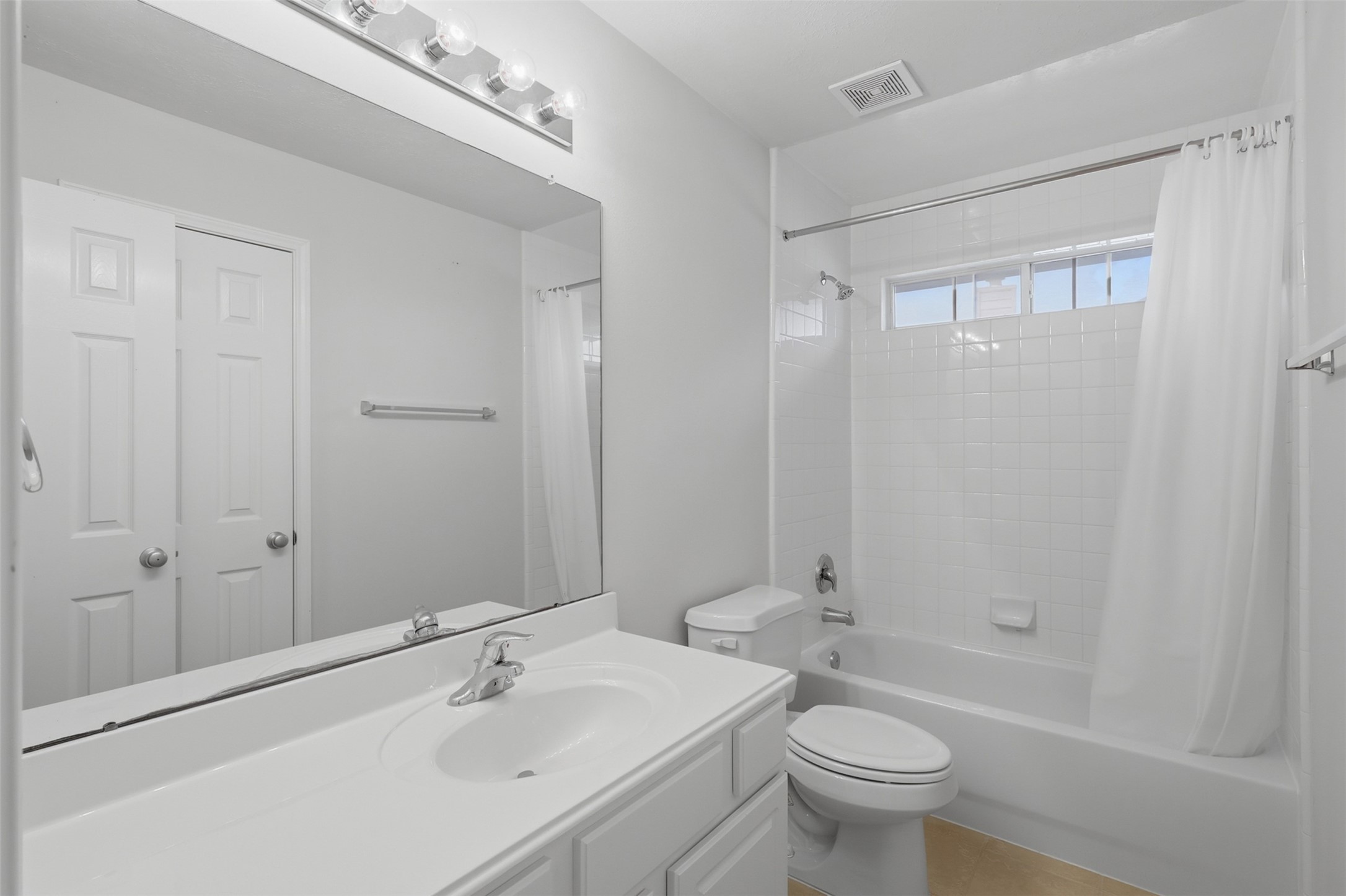 13806 Cove Landing Lane Rosharon, TX 77583 - Photo 32 of 44 Another full bath offers a tub-and-shower combination, large vanity, and a bright, practical layout.