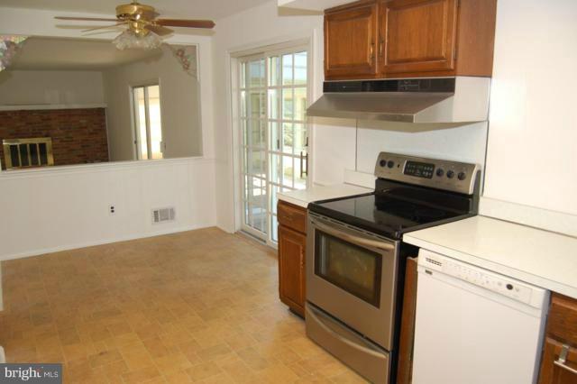 9205 Wooden Bridge Road Potomac, MD 20854 - Photo 2 of 25 Kitchen