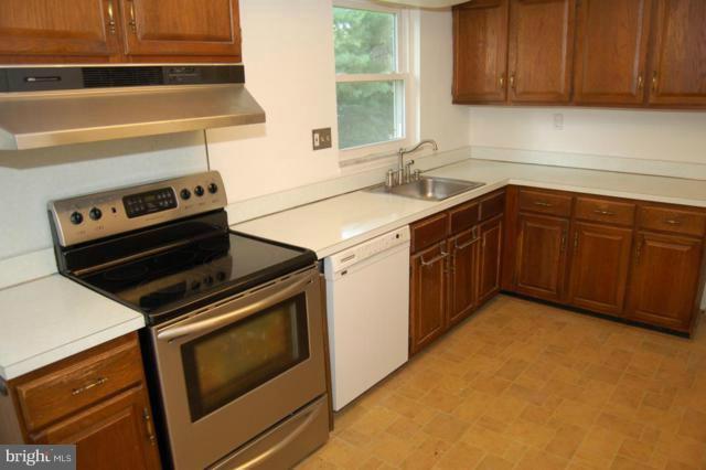 9205 Wooden Bridge Road Potomac, MD 20854 - Photo 15 of 25 Kitchen