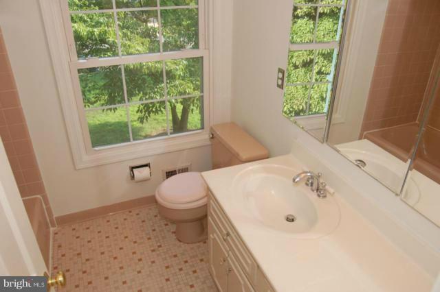 9205 Wooden Bridge Road Potomac, MD 20854 - Photo 18 of 25 Bath