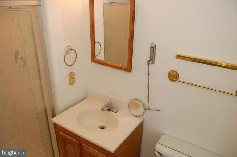 9205 Wooden Bridge Road Potomac, MD 20854 - Photo 23 of 25 Bath