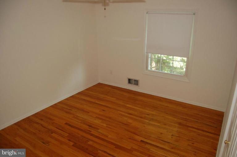 9205 Wooden Bridge Road Potomac, MD 20854 - Photo 6 of 25 Bedroom
