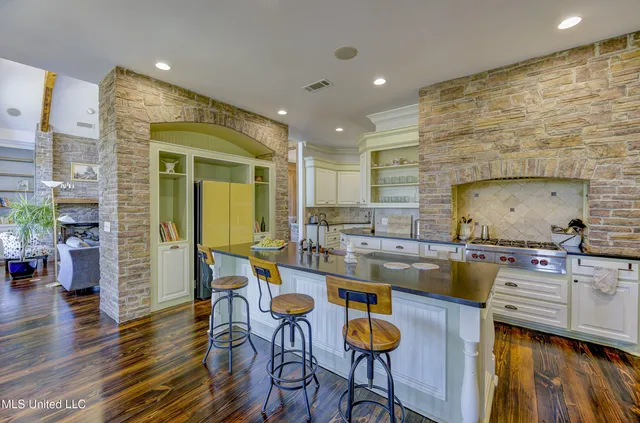 $995,000 | 626 Cedar Hill Road, Flora, MS 39071