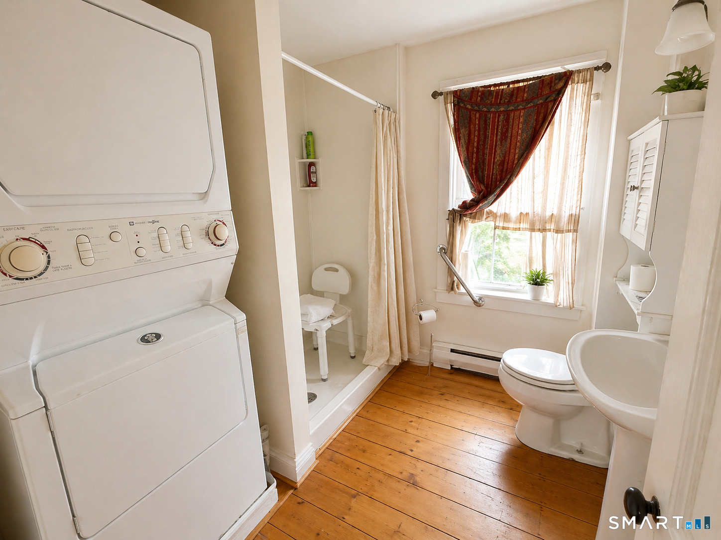 21 High Bridge Road Newtown, CT 06482 - Photo 10 of 14 a bathroom with a toilet sink and tub