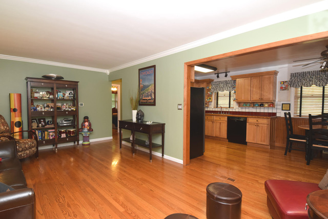 4N355 Walter Road Addison, IL 60101 - Photo 4 of 25