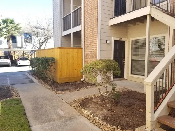 $1,300 | 2001 Bering Drive, Unit 7H, Houston, TX 77057