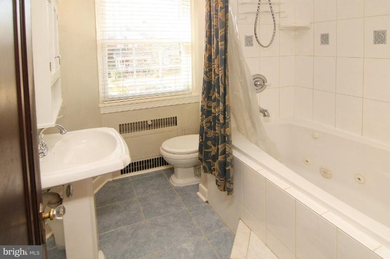 330 Hopkins Road Baltimore, MD 21212 - Photo 21 of 30 a bathroom with a toilet sink and shower