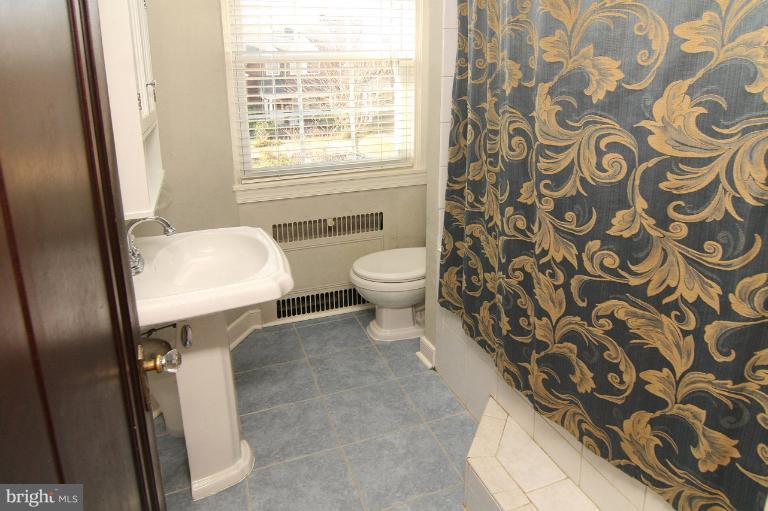 330 Hopkins Road Baltimore, MD 21212 - Photo 5 of 30 a bathroom with a toilet and a sink