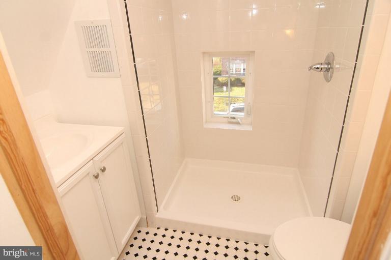 330 Hopkins Road Baltimore, MD 21212 - Photo 10 of 30 a bathroom with a bathtub and shower