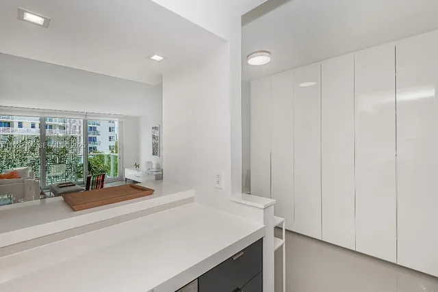 $359,000 | 1000 West Avenue, Unit 327, Miami Beach, FL 33139