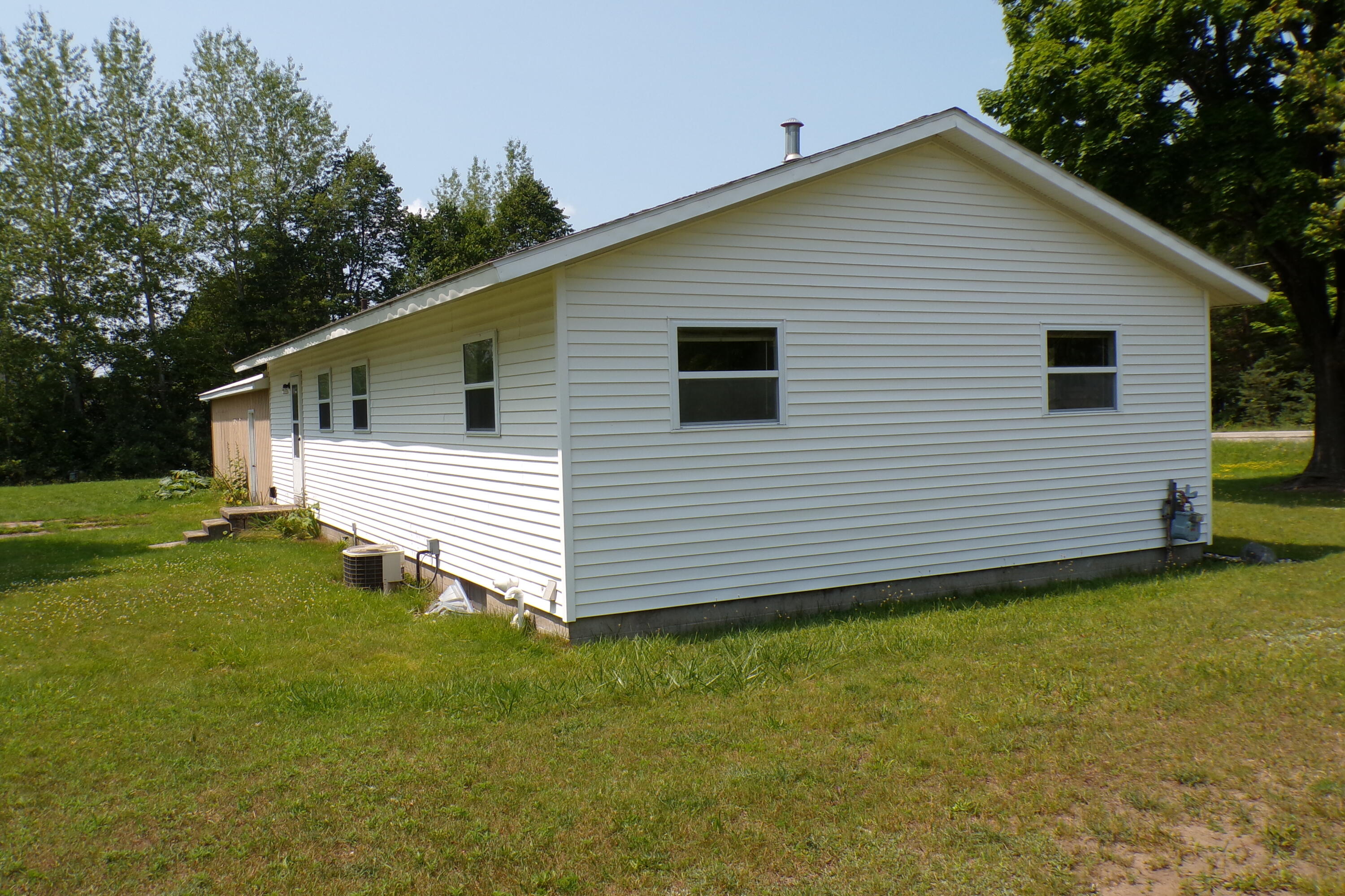 2772 Vanyea Road Cheboygan, MI 49721 - Photo 5 of 33 Gallery Image 5