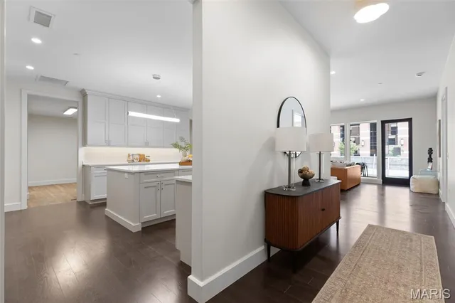 $1,324,680 | 8250 Forsyth Boulevard, Unit 104, Clayton, MO 63105