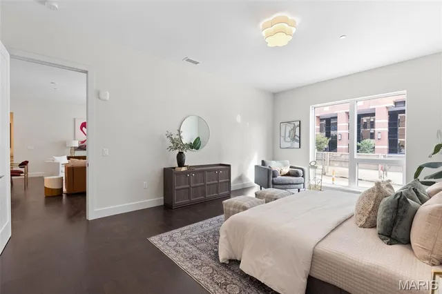 $1,324,680 | 8250 Forsyth Boulevard, Unit 104, Clayton, MO 63105