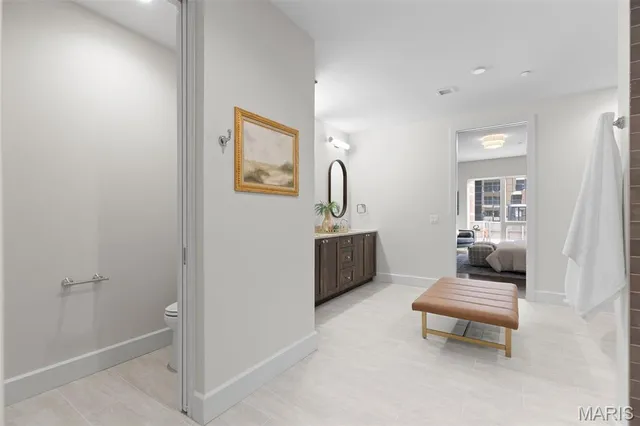 $1,324,680 | 8250 Forsyth Boulevard, Unit 104, Clayton, MO 63105