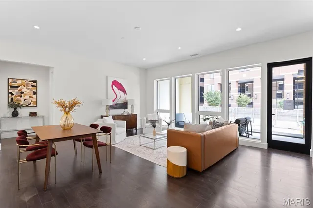 $1,324,680 | 8250 Forsyth Boulevard, Unit 104, Clayton, MO 63105