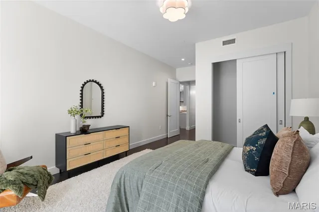 $1,324,680 | 8250 Forsyth Boulevard, Unit 104, Clayton, MO 63105