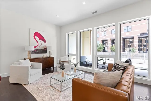 $1,324,680 | 8250 Forsyth Boulevard, Unit 104, Clayton, MO 63105
