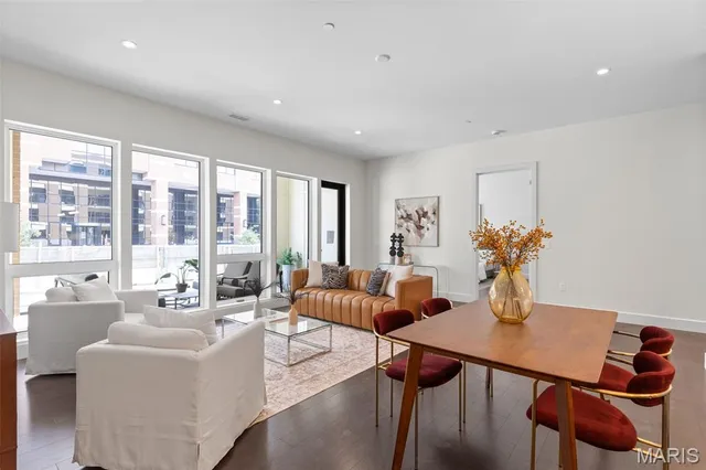 $1,324,680 | 8250 Forsyth Boulevard, Unit 104, Clayton, MO 63105