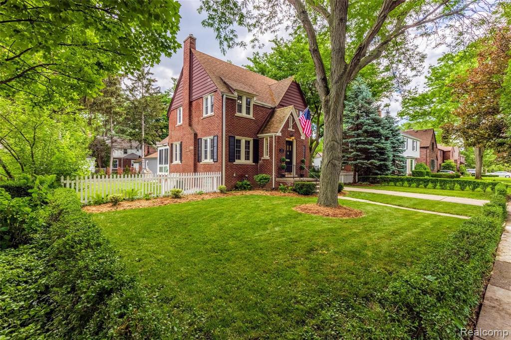214 Fisher Road Grosse Pointe Farms, MI 48230 - Photo 6 of 44