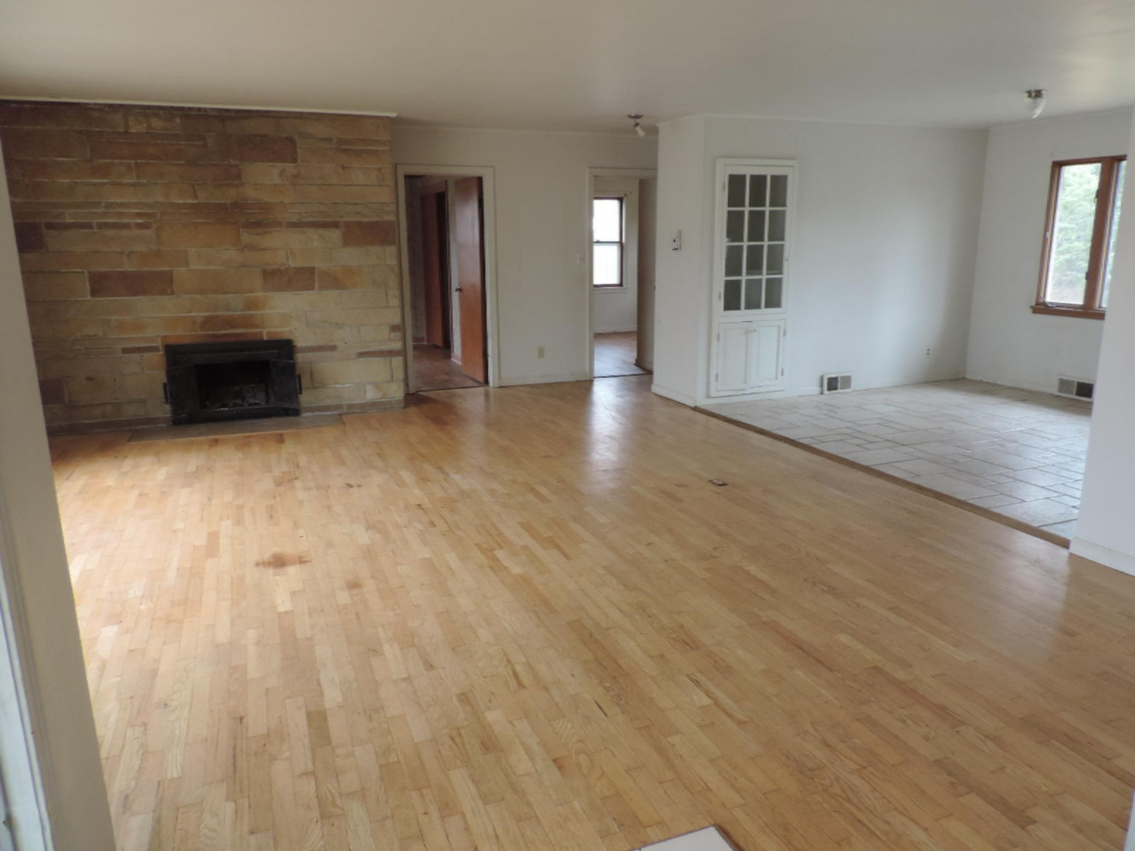 1279 Pontiac Road Benton Harbor, MI 49022 - Photo 14 of 29 263-374560 Living Room