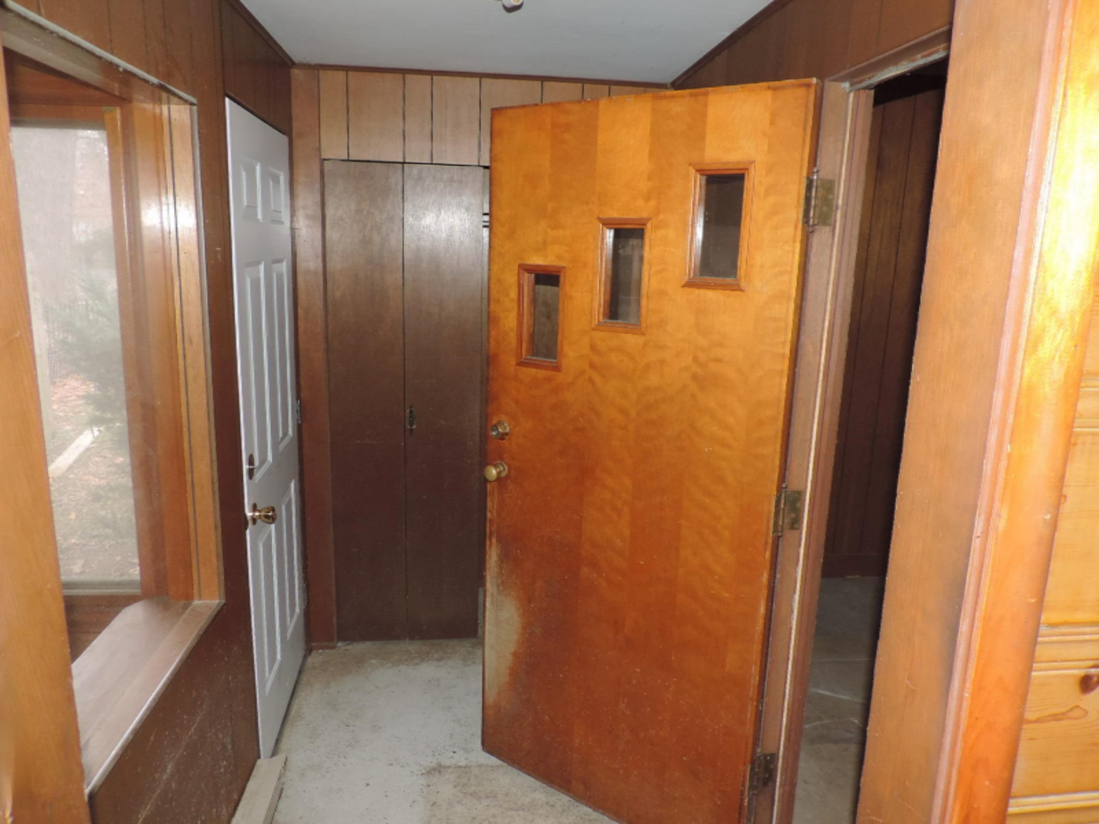 1279 Pontiac Road Benton Harbor, MI 49022 - Photo 18 of 29 263-374560 Rear Entry Hall