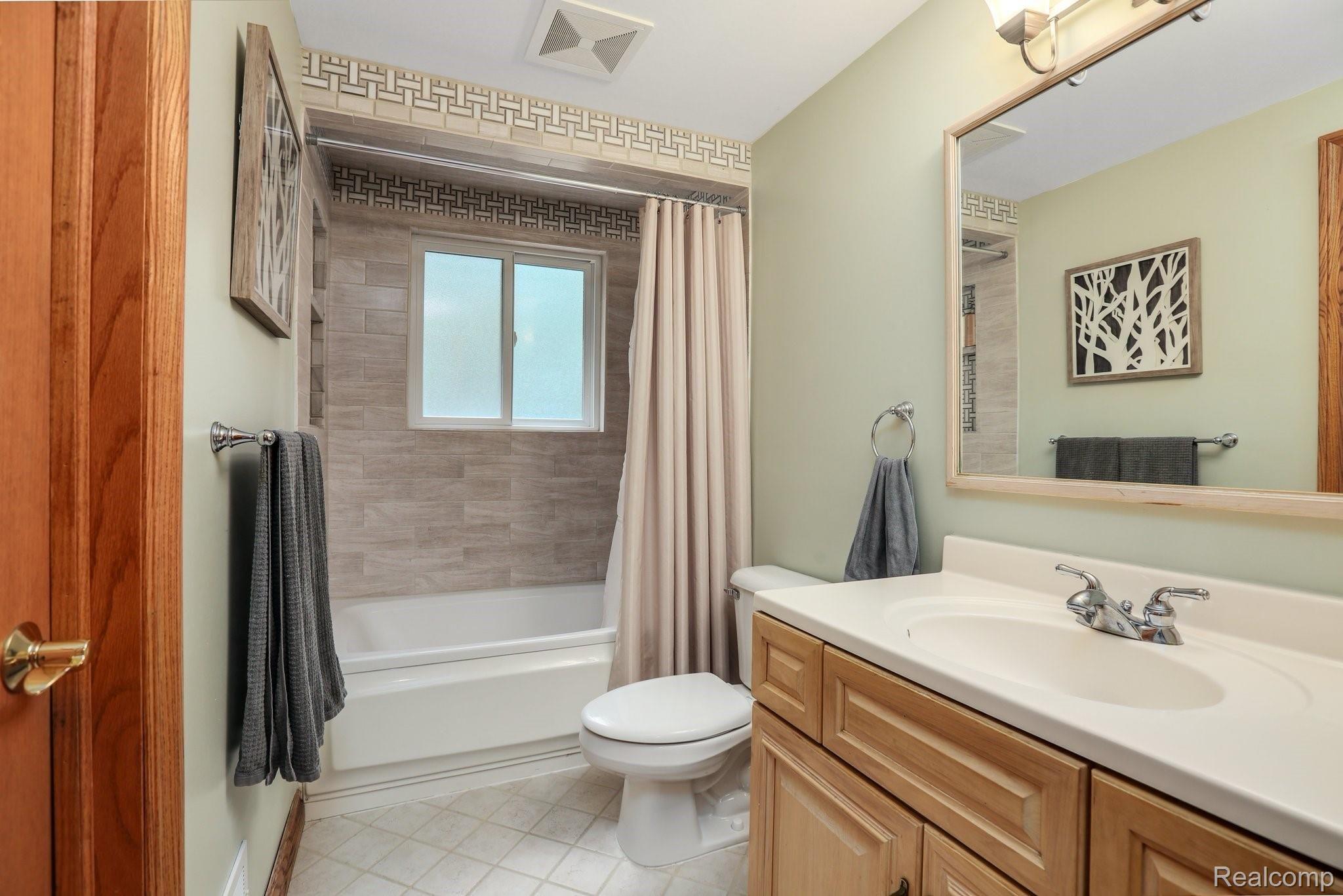5118 Golf Club Road Howell, MI 48843 - Photo 18 of 40 Bathroom