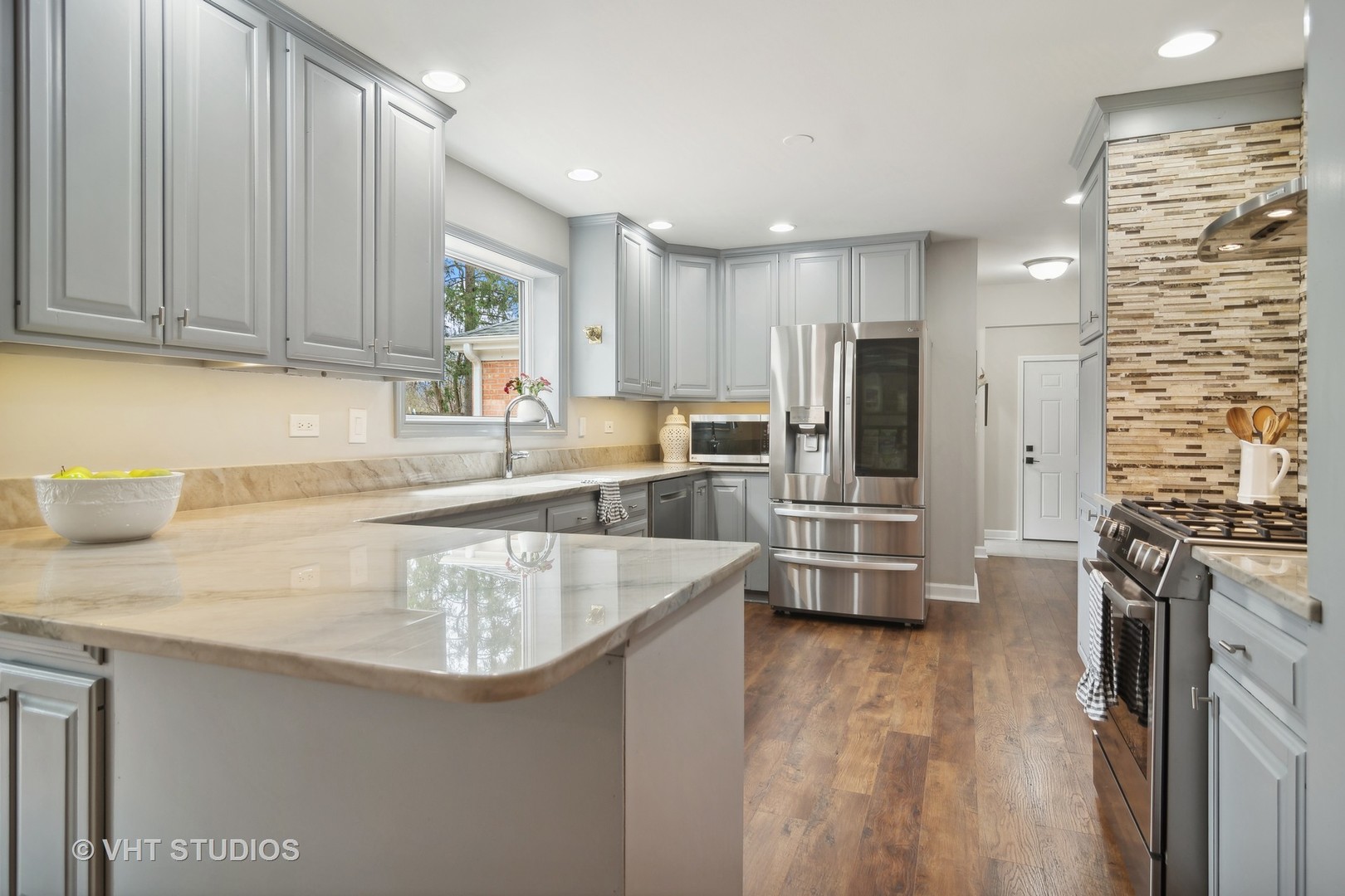 437 Elm Road Barrington, IL 60010 - Photo 2 of 31 Gallery Image 2