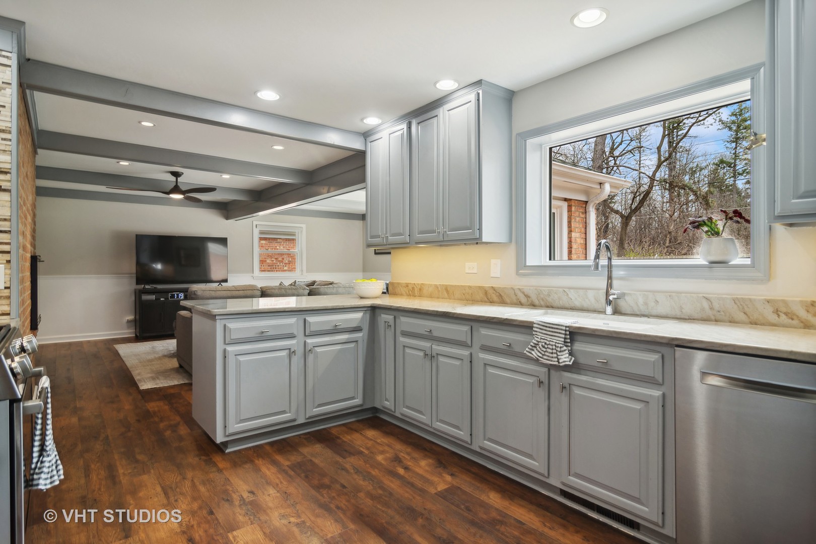 437 Elm Road Barrington, IL 60010 - Photo 8 of 31 Gallery Image 8