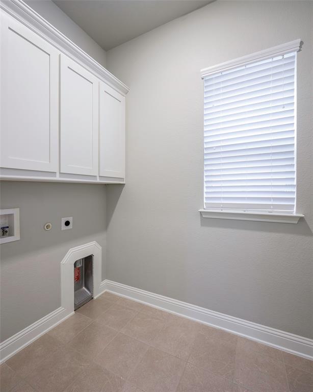 941 Leola Lane Allen, TX 75013 - Photo 19 of 37 a room with a window